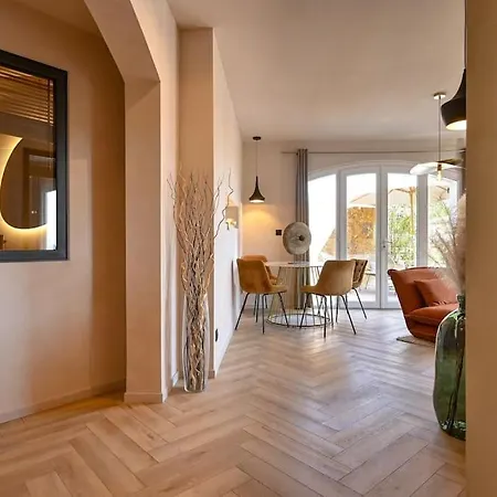 Du Charme Au Bord De L'eau